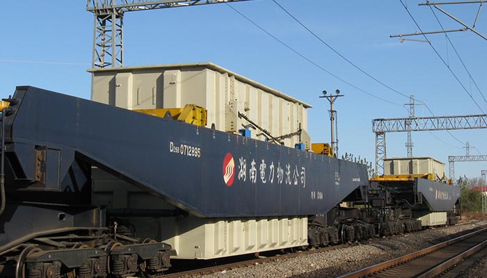 自主研制的D26B鐵路特種自備車，載重290噸，目前公司擁有3輛