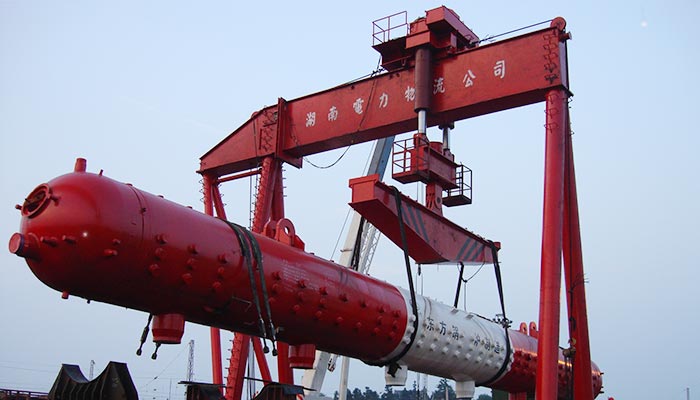 自主研制的500噸桅桿吊、400噸門型吊，公司擁有不同噸位的5臺(tái)
