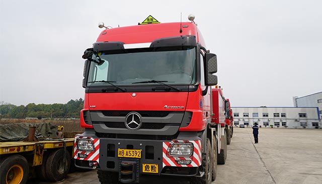 奔馳進(jìn)口8X8牽引車?，牽引能力250噸，現(xiàn)有10輛
